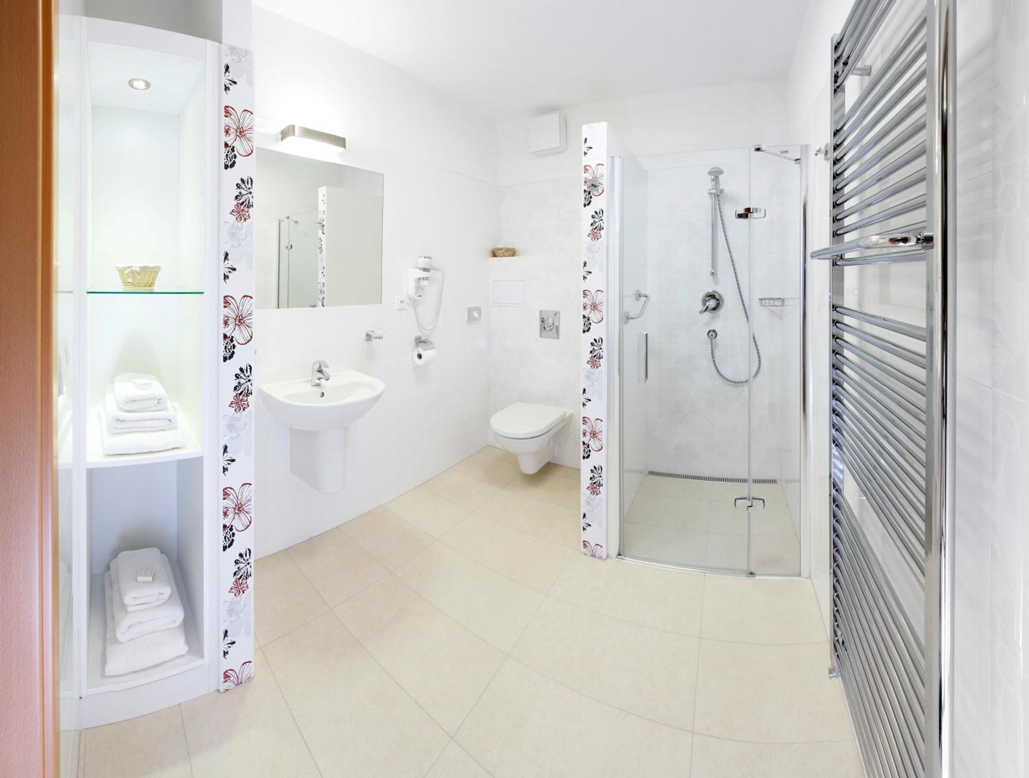 Lazensky A Wellness Hotel Nivamare ลูฮาโชวิตเซอ ภายนอก รูปภาพ